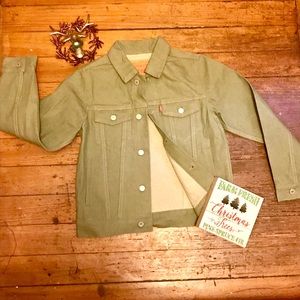 NWT Levi’s denim jacket W/ pockets ✨